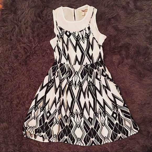 Black and White Geometric Print Dress - Picture 3 of 4